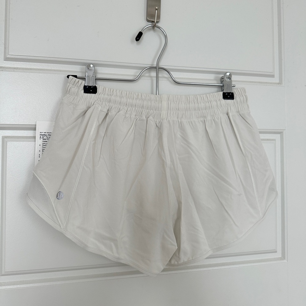 NWT* Lululemon Bone Hotty Hot Low-Rise Lined Short 2.5" - Picture 7 of 12